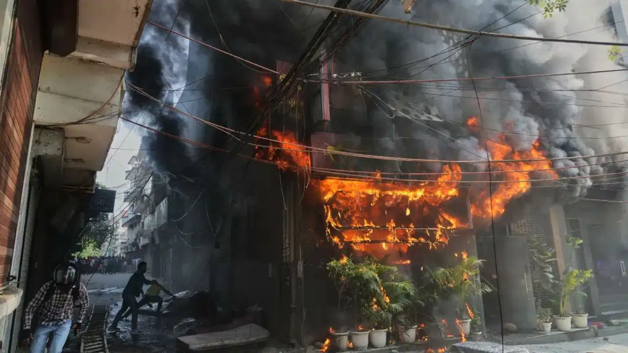 दिल्ली होटल अग्निकांड में बड़ा एक्शन, मालिक समेत तीनों पार्टनर फरार; गैर इरादतन हत्या का मामला दर्ज