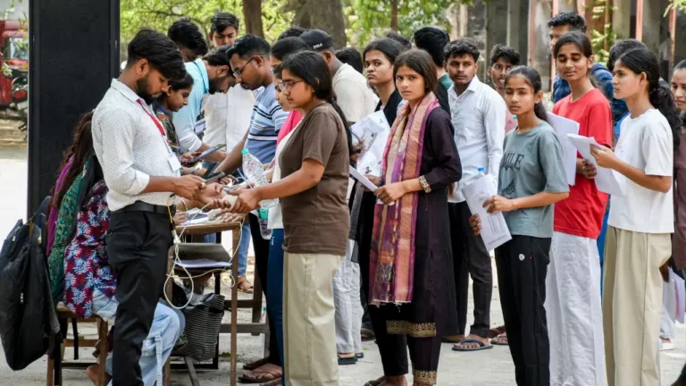 लखनऊ में NEET-UG को लेकर हाई अलर्ट, 75 केंद्रों पर 35 हजार छात्र देंगे परीक्षा, सुरक्षा के कड़े इंतजाम