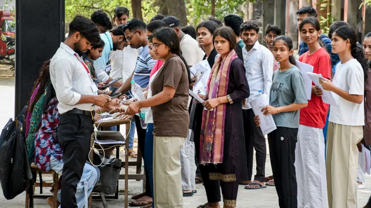 लखनऊ में NEET-UG को लेकर हाई अलर्ट, 75 केंद्रों पर 35 हजार छात्र देंगे परीक्षा, सुरक्षा के कड़े इंतजाम