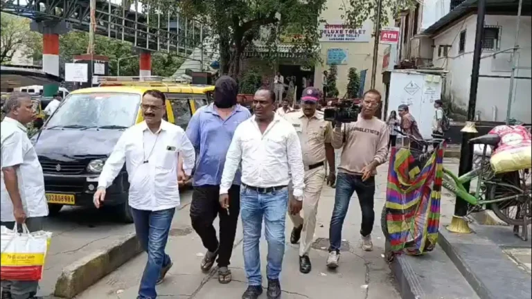 मुंबई लोकल ट्रेन में युवक की चाकू मारकर हत्या, 24 घंटे में आरोपी गिरफ्तार