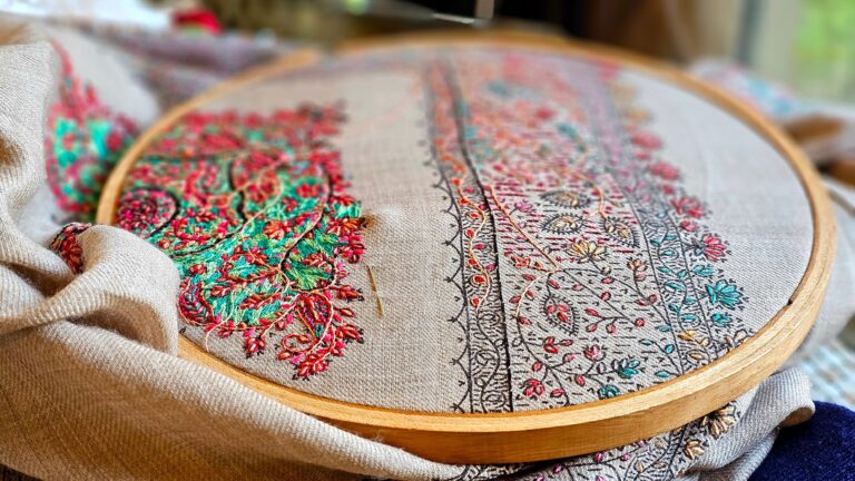 Handmade Embroidery: हैंडमेड या मशीनमेड? कपड़े की कढ़ाई पहचानने के 4 आसान ट्रिक, दुकानदार भी नहीं बताते ये बातें