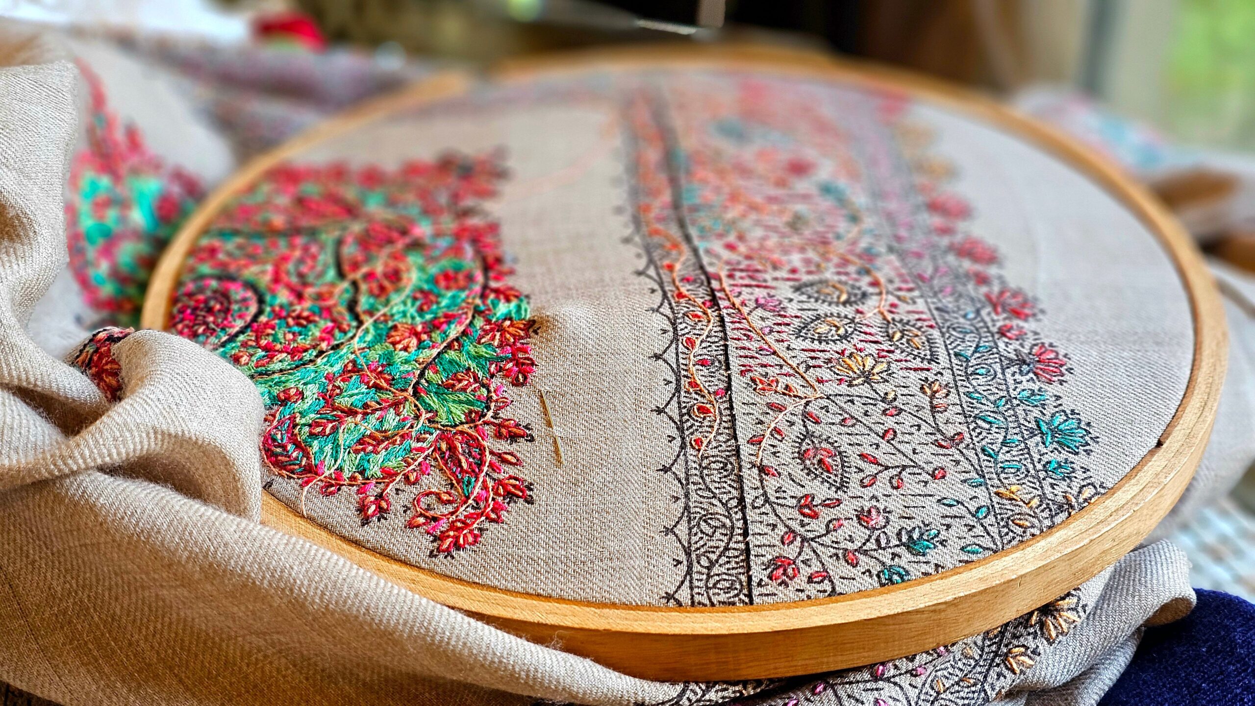 Handmade Embroidery: हैंडमेड या मशीनमेड? कपड़े की कढ़ाई पहचानने के 4 आसान ट्रिक, दुकानदार भी नहीं बताते ये बातें