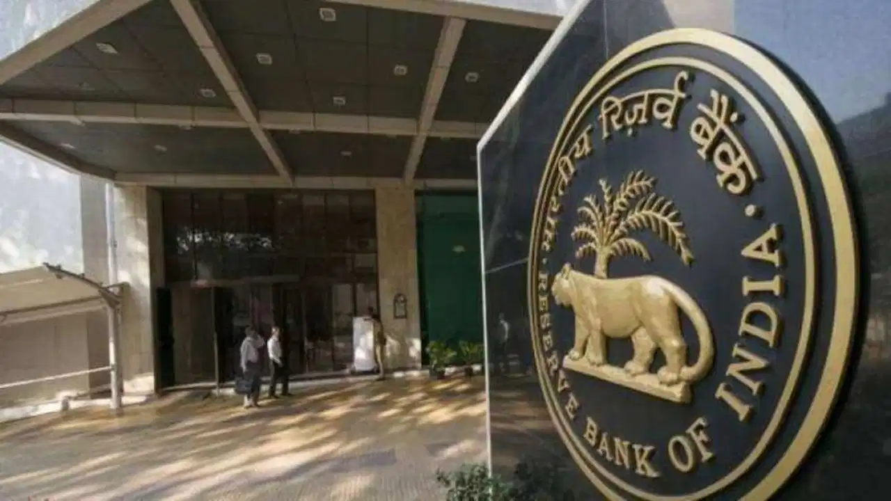 RBI का बड़ा कदम: बैंकों को 1.41 लाख करोड़ की राहत, ग्राहकों को भी मिलेगा फायदा