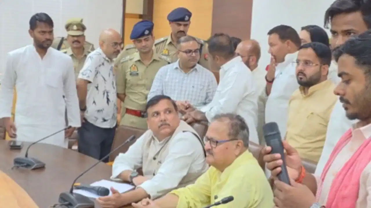 प्रयागराज में पेपर लीक मुद्दे पर गरमाई सियासत, छात्रों से चर्चा कर रहे सांसद संजय सिंह और प्रशासन में नोकझोंक