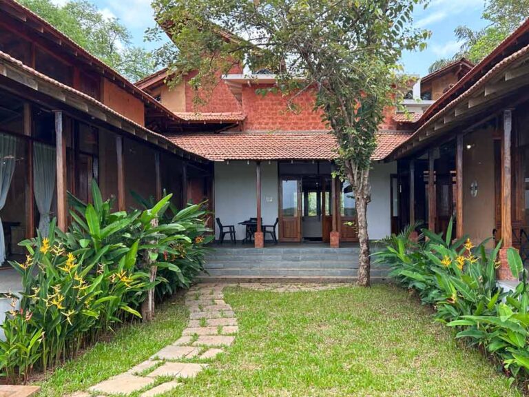 Slanted Roof: विदेशों में टेढ़ी छतें क्यों बनाई जाती हैं? जानिए भारत की सपाट छतों से क्यों होती हैं अलग