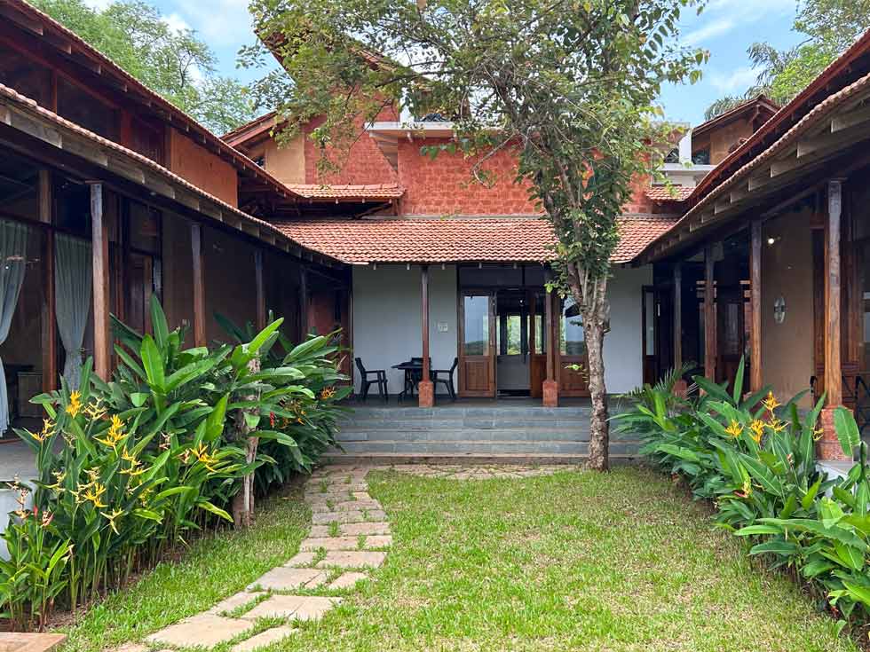 Slanted Roof: विदेशों में टेढ़ी छतें क्यों बनाई जाती हैं? जानिए भारत की सपाट छतों से क्यों होती हैं अलग