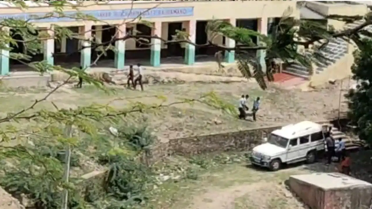 राजसमंद स्कूल में बच्चों से चावल उठवाने का आरोप, वीडियो वायरल होने से मचा हड़कंप