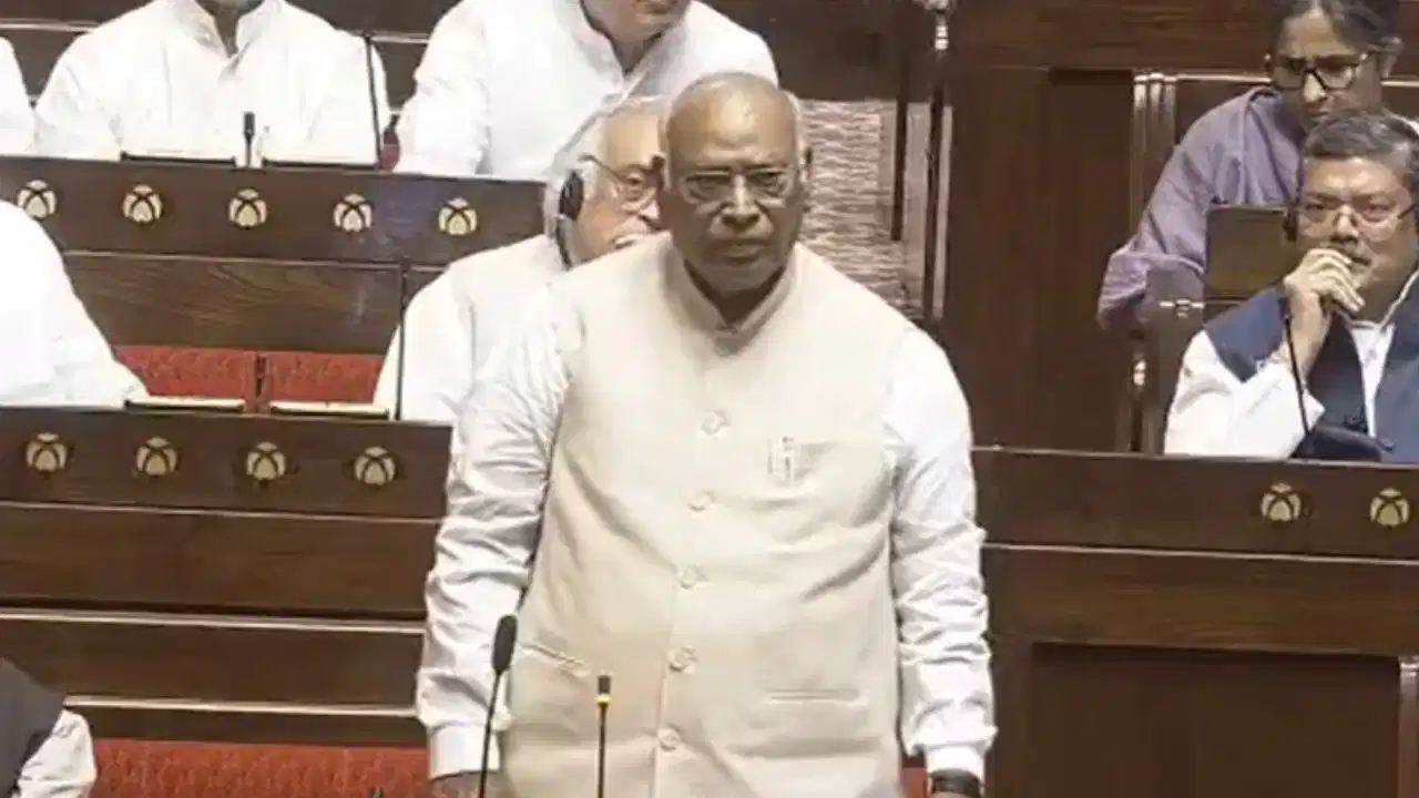 दिल्ली CJP प्रदर्शन: लाठीचार्ज पर संसद में हंगामा, खरगे ने लगाया माइक बंद करने का आरोप