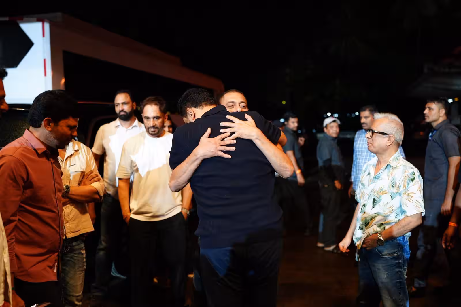 वामशी पैदिपल्ली को गले लगाते सलमान खान की तस्वीर वायरल, 'SVC63' को लेकर बढ़ी एक्साइटमेंट!