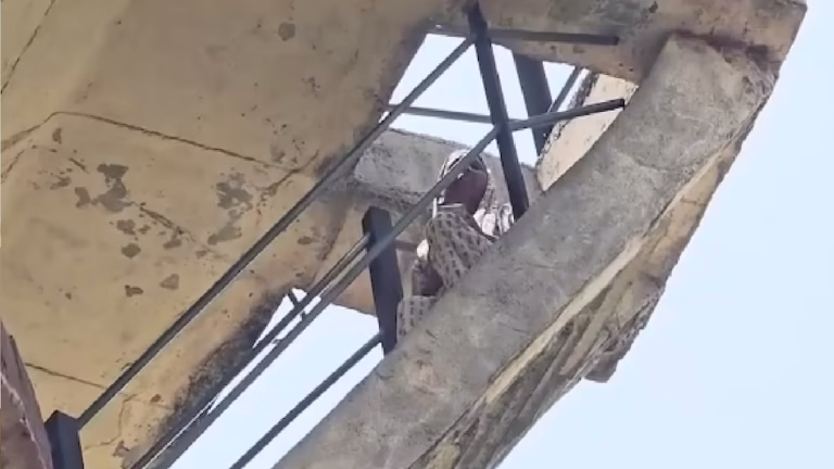 पानी की टंकी पर चढ़ी महिला का हाई वोल्टेज ड्रामा, घंटों मशक्कत के बाद उतारा नीचे, फिर बयां किया दर्द