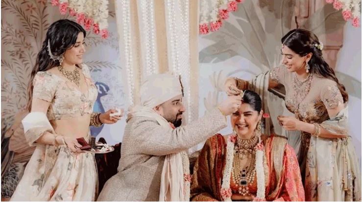 अंशुला-रोहन के वेडिंग रिसेप्शन में सजा सितारों का मेला, गोल्डन कांजीवरम साड़ी में रेखा ने अपनी शाही अदाओं से लूटी महफिल