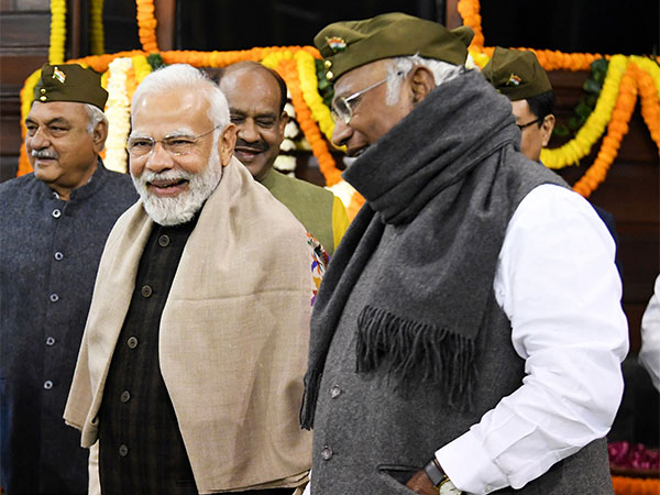 मल्लिकार्जुन खरगे का आज जन्मदिन, पीएम मोदी ने दी शुभकामनाएं, बोले- 'ईश्वर उन्हें दीर्घायु और उत्तम स्वास्थ्य प्रदान करें'