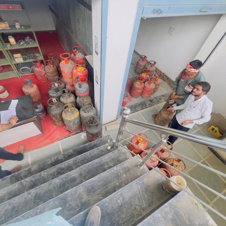 जयपुर में अवैध गैस भंडारण पर बड़ी कार्रवाई, 66 सिलेंडर जब्त, एफआईआर दर्ज