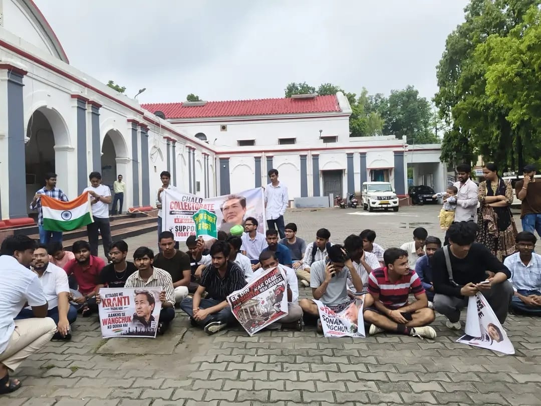 हरदोई: शिक्षा व्यवस्था पर युवाओं का हल्ला बोल: हरदोई में गूंजे इस्तीफे के नारे, राष्ट्रपति के नाम भेजा गया ज्ञापन