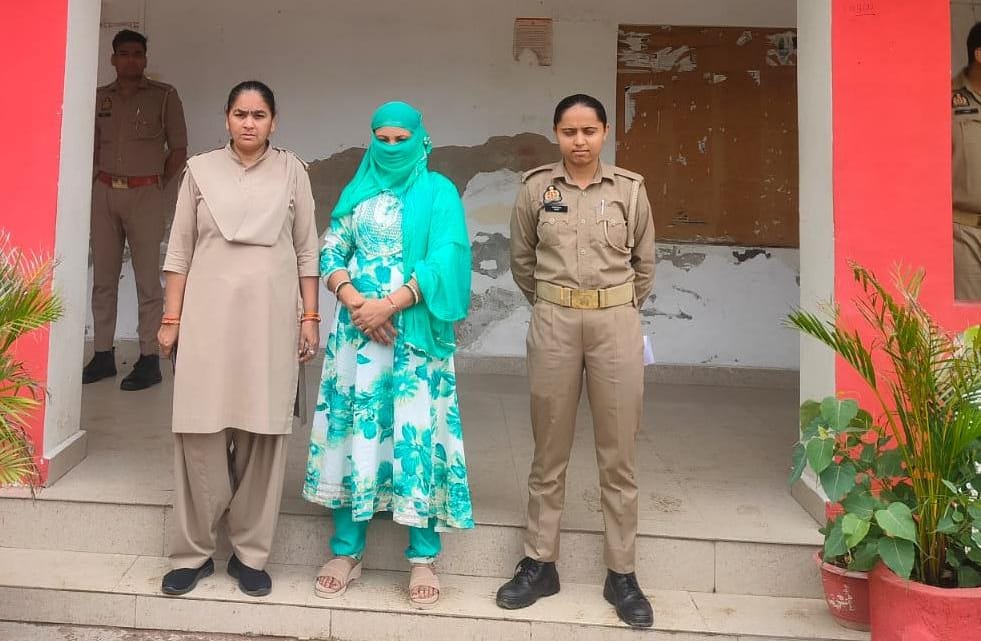 जालौन : होटल में हनी ट्रैप का जाल, युवक को ब्लैकमेल कर 10 लाख की उगाही का प्रयास; महिला समेत दो गिरफ्तार, आपत्तिजनक वीडियो वायरल करने की धमकी देकर पहले वसूले 10 हजार रुपये, शिकायत मिलते ही पुलिस ने की कार्रवाई