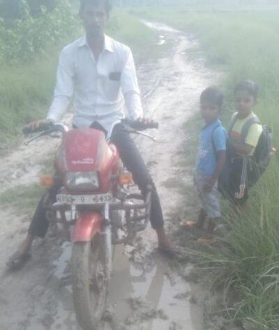 कीचड़ भरे रास्ते से जान जोखिम में डालकर गुजरने को मजबूर ग्रामीण, स्कूली बच्चों की बढ़ी परेशानी