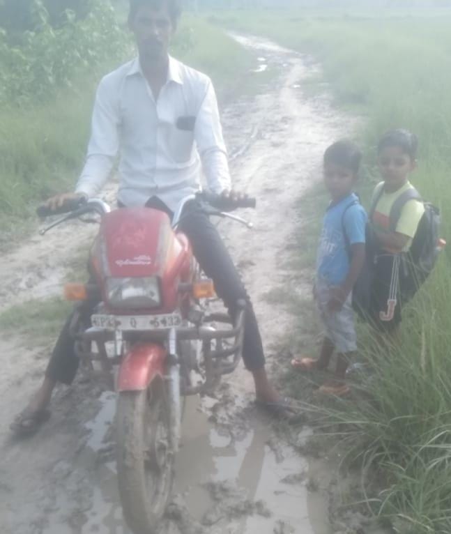 कीचड़ भरे रास्ते से जान जोखिम में डालकर गुजरने को मजबूर ग्रामीण, स्कूली बच्चों की बढ़ी परेशानी