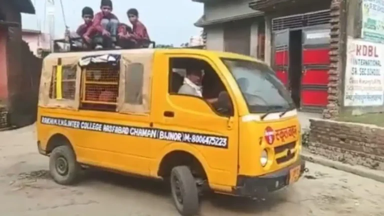 बिजनौर में स्कूली बच्चों की जान से खिलवाड़! मारुति वैन में ठूंस-ठूंसकर भरे छात्र, छत पर बैठाकर दौड़ाई गाड़ी