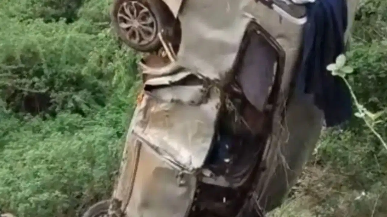 खाई में गिरी कार से खुला गुटखा तस्करी का राज, महाराष्ट्र पुलिस ने लाखों की अवैध खेप की जब्त