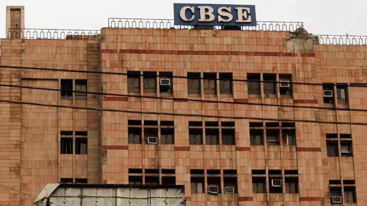 CBSE Three Language Policy: सुप्रीम कोर्ट में केंद्र का पक्ष, 'तीन-भाषा नीति से पूरे होते हैं कई महत्वपूर्ण सार्वजनिक उद्देश्य'