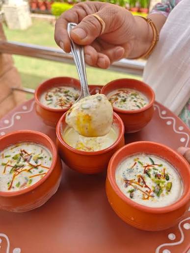 Matka Kulfi Recipe: इन 4 चीजों को मिलाकर घर में बनाएं बाजार जैसी मटका कुल्फी, स्वाद ऐसा कि बच्चे हो जाएंगे दीवाने