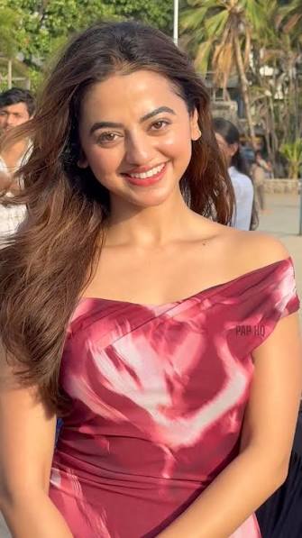 मुंबई के ट्रैफिक के बीच हेली शाह बनीं सिंगर, कार में बैठकर गाने गाते हुए किया एंजॉय