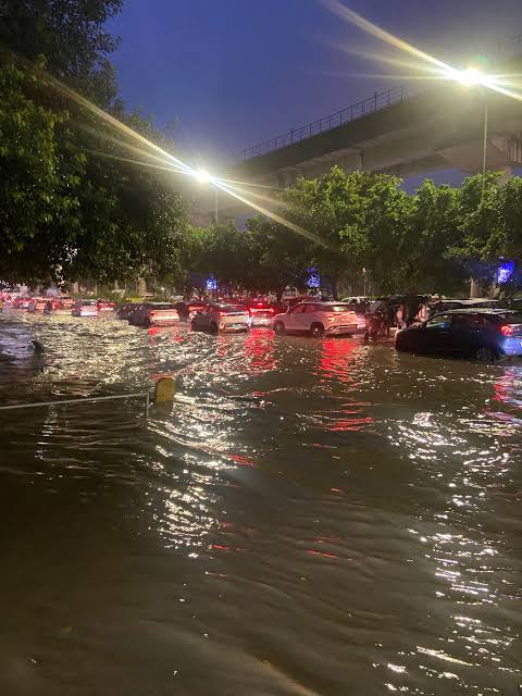 दिल्ली से गुरुग्राम तक झमाझम बारिश, तेज हवाओं ने मचाया कहर, ईस्ट ऑफ कैलाश में गाड़ियों पर गिरा पेड़