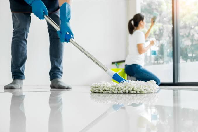 How to Remove Sticky Floors: पोछा लगाने के बाद फर्श हो जाता है चिपचिपा? पानी में मिलाएं ये चीज, शीशे की तरह चमकेगा घर