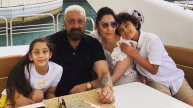 संजय दत्त ने परिवार संग मनाया स्पेन की जीत का जश्न, पत्नी मान्यता ने शेयर किया वीडियो