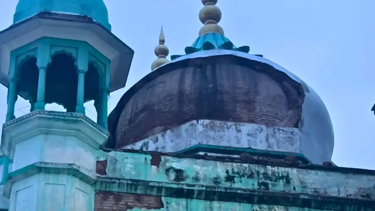 मथुरा में जामा मस्जिद के गुंबद का हिस्सा भरभराकर गिरा, बड़ा हादसा टला, इलाके में मचा हड़कंप