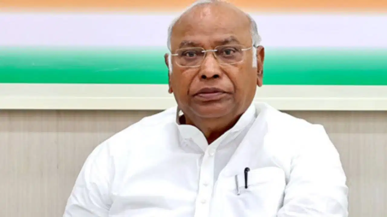मेरठ दलित युवती हत्याकांड पर गरमाई सियासत, खरगे ने BJP सरकार पर लगाए गंभीर आरोप