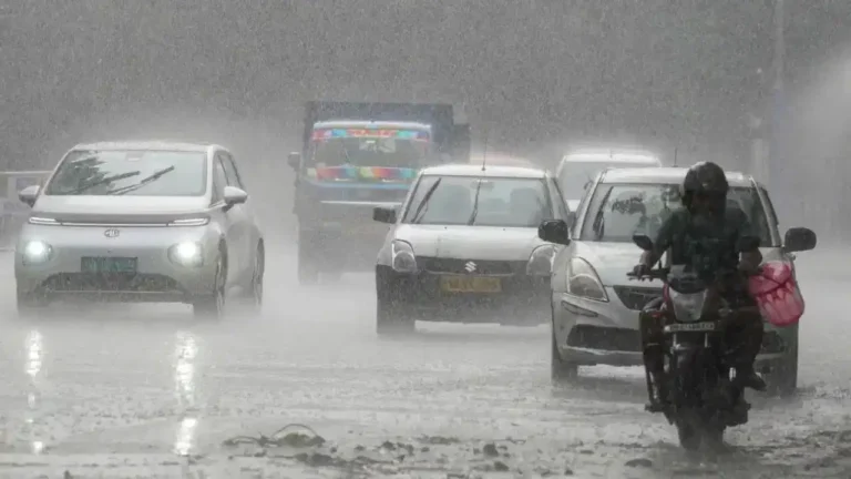 मानसून में कार चलाने से पहले जान लें ये जरूरी बातें, छोटी सी लापरवाही पड़ सकती है भारी!