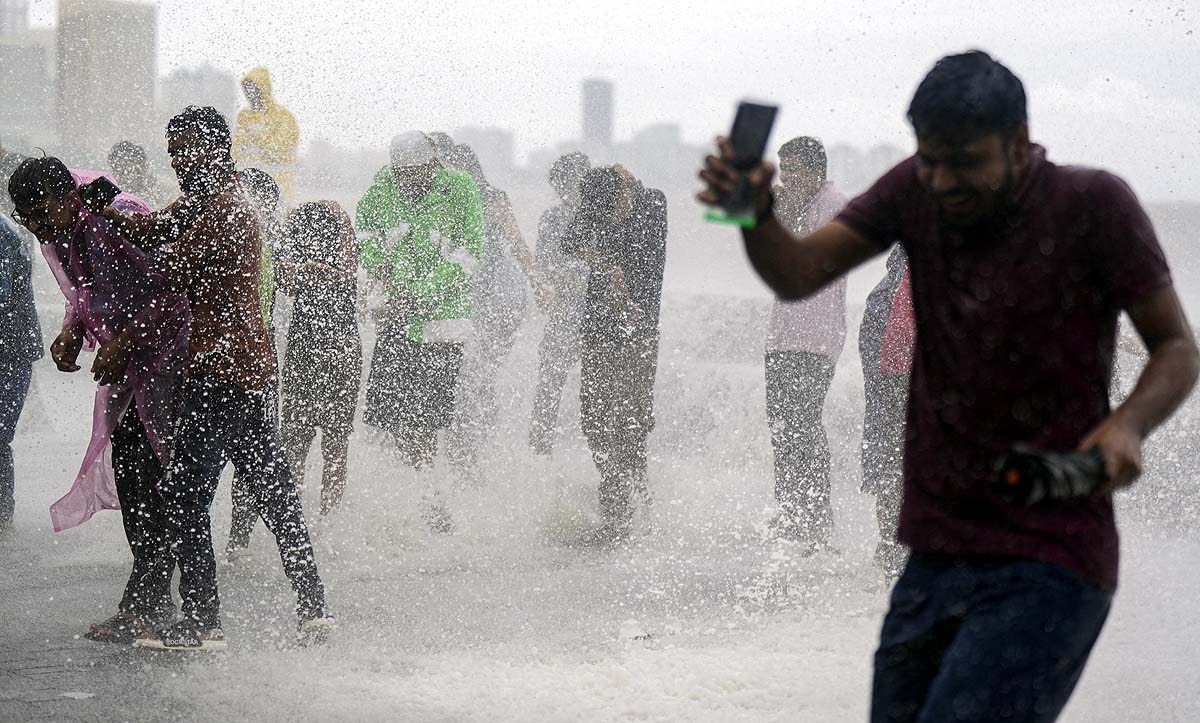 समंदर किनारे बसे मुंबई में बारिश का पानी क्यों नहीं निकलता? बाढ़ का असली कारण क्या है?