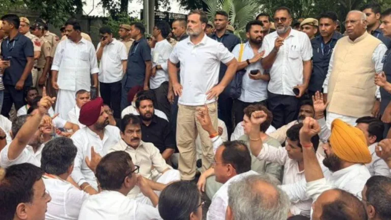 स्टूडेंट्स पर लाठीचार्ज के खिलाफ राहुल-प्रियंका का मार्च, पीएम आवास के बाहर गूंजे 'इस्तीफा दो' के नारे
