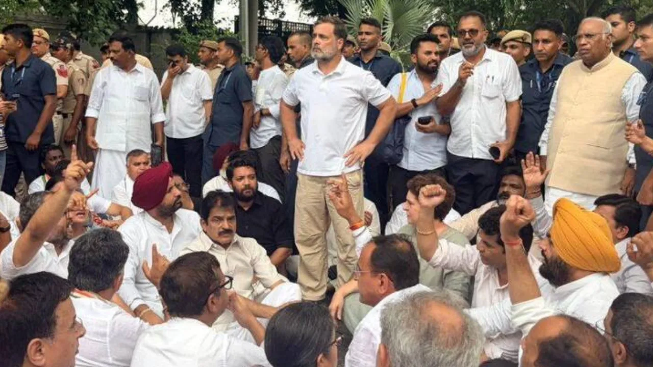 स्टूडेंट्स पर लाठीचार्ज के खिलाफ राहुल-प्रियंका का मार्च, पीएम आवास के बाहर गूंजे 'इस्तीफा दो' के नारे