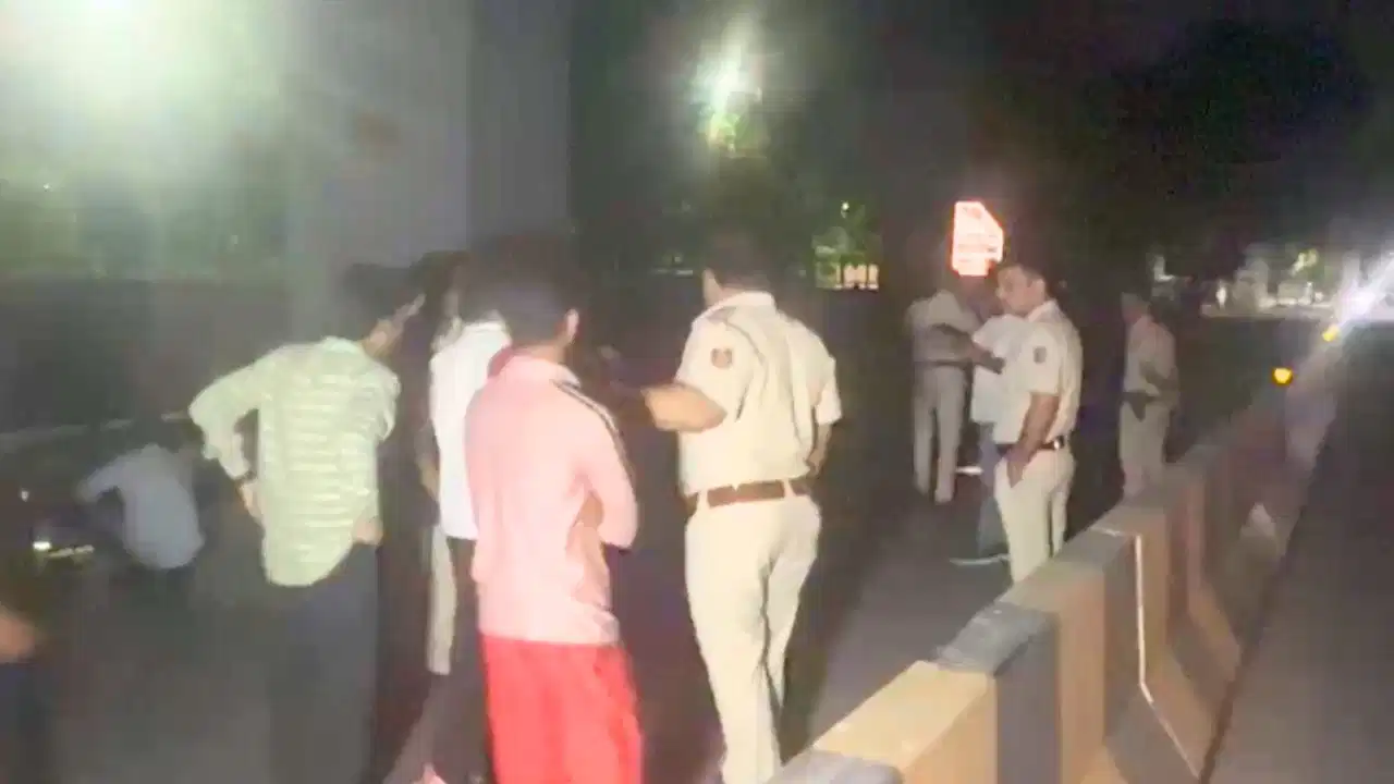 दिल्ली: जन्मदिन पर पत्नी की गोली मारकर हत्या, सड़क किनारे छोड़कर फरार हुआ कांस्टेबल; डिलीवरी बॉय ने पहुंचाया अस्पताल