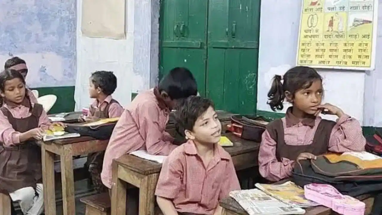 सरकारी रिकॉर्ड में 'मृत', लेकिन स्कूल में पढ़ाते रहे शिक्षक! तीन साल तक लगती रही हाजिरी, मामला चौंकाने वाला