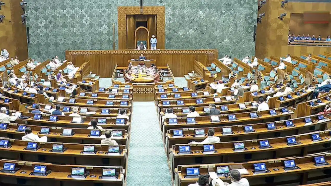 पेपर लीक-चढ़ावा चोरी पर लोकसभा में हंगामा, राज्यसभा में खरगे बोले- जंतर-मंतर पर लाठीचार्ज, छात्रों को मारने की कोशिश