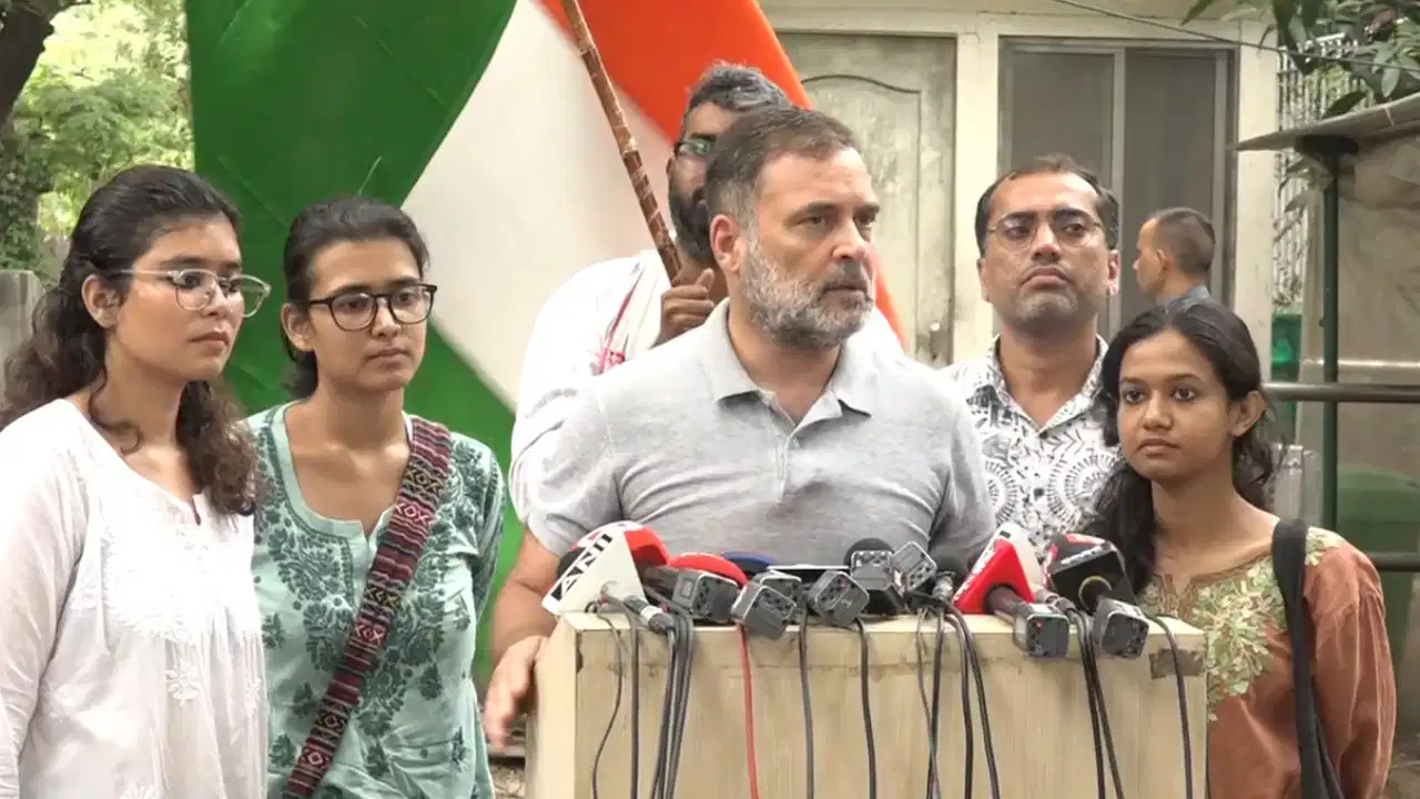 'सिर्फ विभाग बदलने से बात नहीं बनेगी'— राहुल गांधी ने की धर्मेंद्र प्रधान के इस्तीफे की मांग
