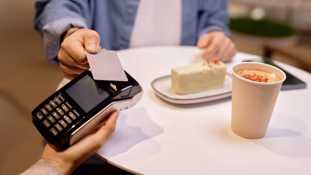 Chaayos समेत 41 रेस्टोरेंट्स पर लगा ₹50 हजार जुर्माना, जानें सर्विस चार्ज लेने पर कहां करें शिकायत?