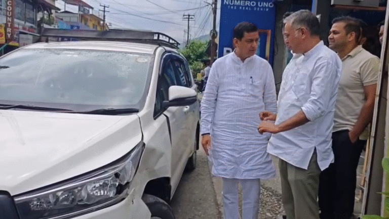 चमोली टनल हादसे का निरीक्षण करने जा रहे BJP सांसद अनिल बलूनी की गाड़ी पर गिरा पत्थर