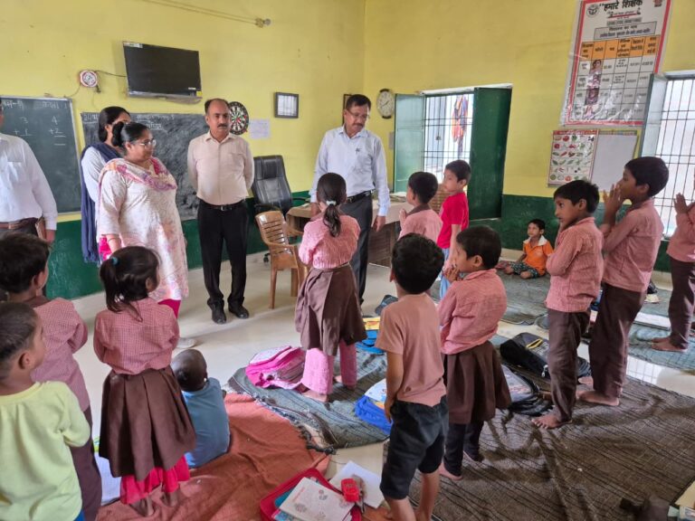 जालौन: डीएम राजेश कुमार पाण्डेय ने प्राथमिक विद्यालय कुकुरगांव का किया औचक निरीक्षण, बच्चों की शैक्षणिक प्रतिभा और शिक्षकों की मेहनत की सराहना