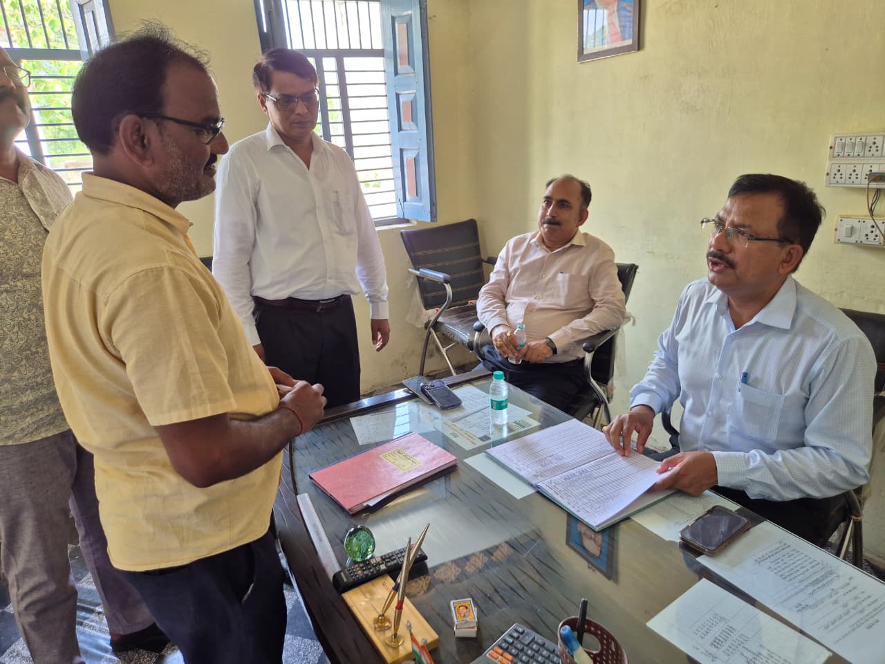 जालौन: डीएम ने सहकारी समितियों का किया औचक निरीक्षण, किसानों से संवाद कर जानी खाद वितरण की हकीकत