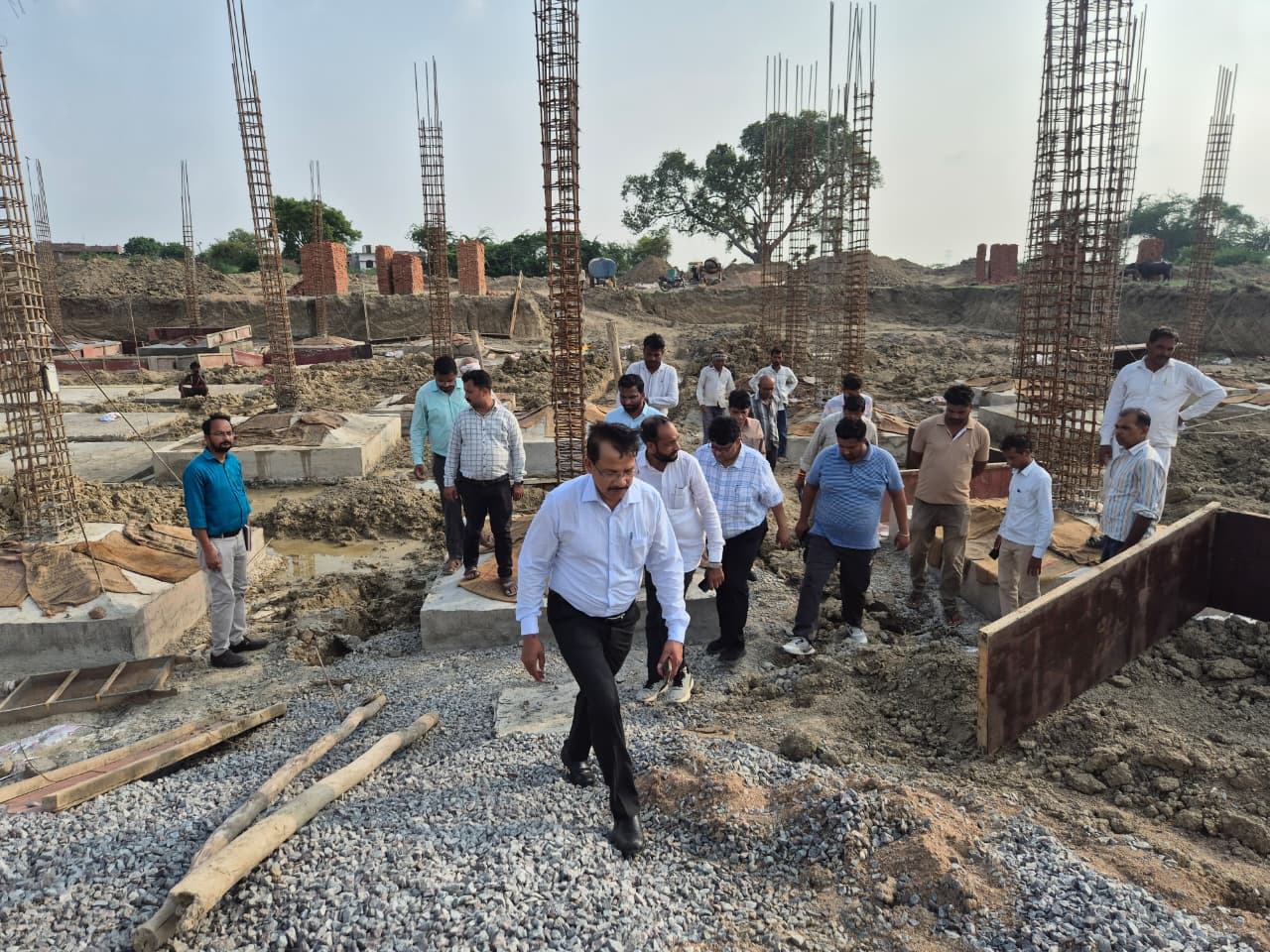जालौन:निर्माणाधीन मुख्यमंत्री मॉडल एवं अभ्युदय कंपोजिट विद्यालय का डीएम ने किया निरीक्षण, गुणवत्तापूर्ण एवं समयबद्ध निर्माण के दिए निर्देश