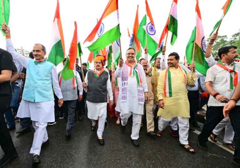 जयपुर: बारिश के बीच जयपुर में गूंजी देशभक्ति, जेपी नड्डा और CM भजनलाल ने हजारों कार्यकर्ताओं संग निकाली भव्य तिरंगा यात्रा