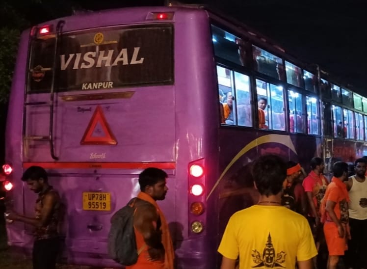 पिहानी: आधी रात में फंसे कांवड़ियों के लिए ‘देवदूत’ बने कोतवाल, 30 मिनट में दौड़ा दी मदद