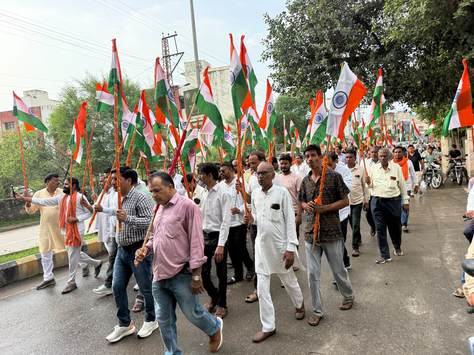 *नीमकाथाना में गूंजा राष्ट्रभक्ति का जयघोष, भाजपा ने निकाली भव्य तिरंगा यात्रा*