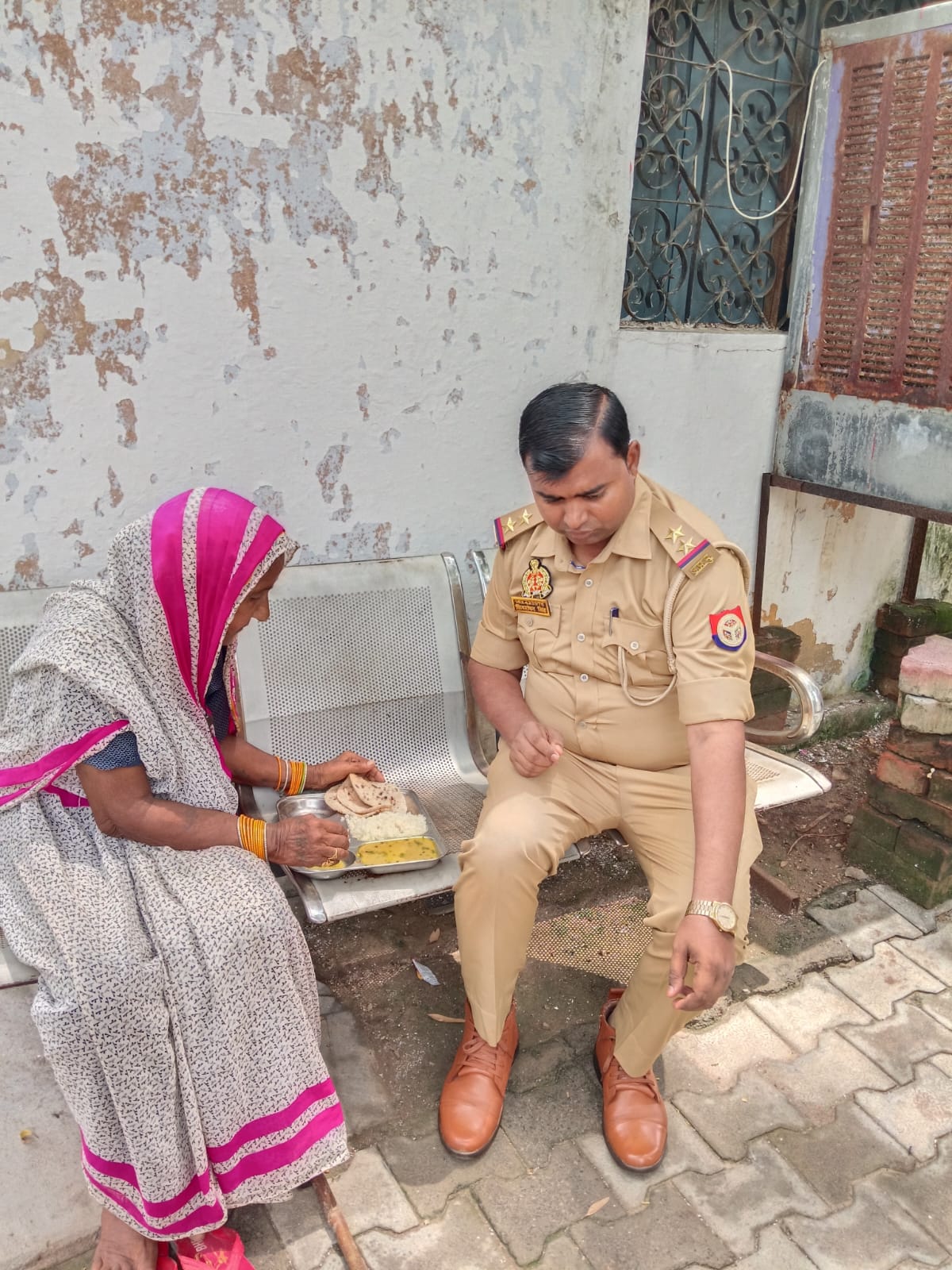 जालौन: लला, आटा मांगो तो बहू मारन दौड़ पड़ी", थाने पहुंची सोमई की वृद्धा* *बुंदेली में सुनाया दुखड़ा, थाना प्रभारी ने पहले खिलाई रोटी, फिर बहू को बुलाकर लगाई फटकार*