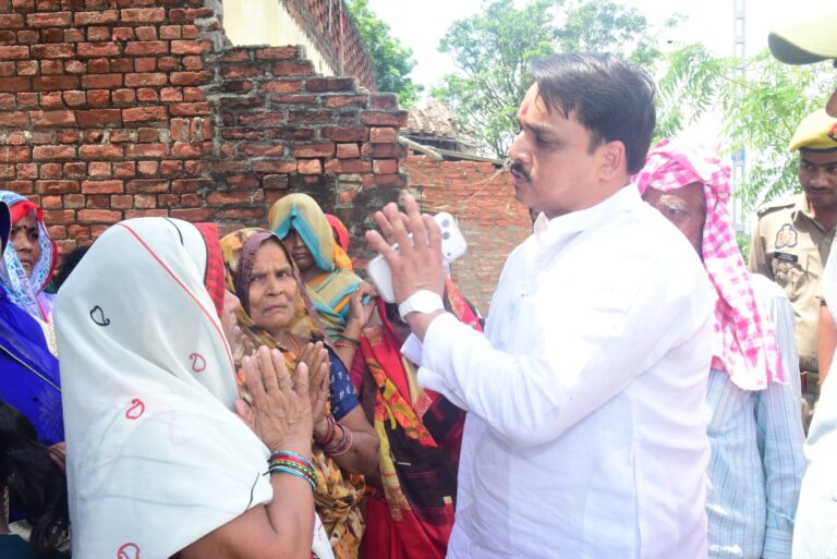 जौनपुर: सत्येन्द्र बारी के प्रयास से रेलवे से विस्थापित 18 परिवारों के पुनर्वास की कार्रवाई तेज, खुद मौके पर पहुँचकर जांची प्रगति