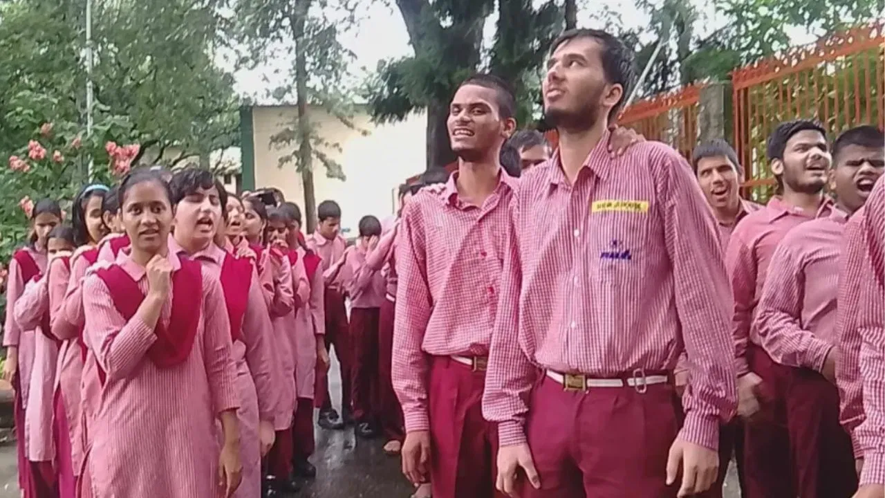 देहरादून में दिव्यांग छात्रों का आंदोलन जारी, अधिकारी का 'धमकी' वाला वीडियो वायरल